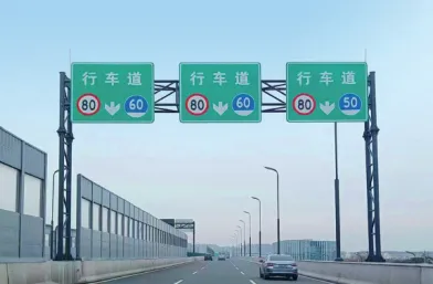 Существуют ли какие-либо правила, касающиеся цвета столбов светофоров?